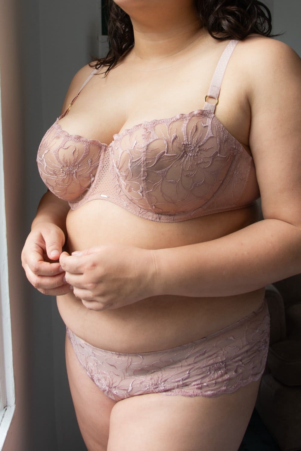 Chantelle Fleurs Demi Bra in authentic pink, front view on a model, close-up.