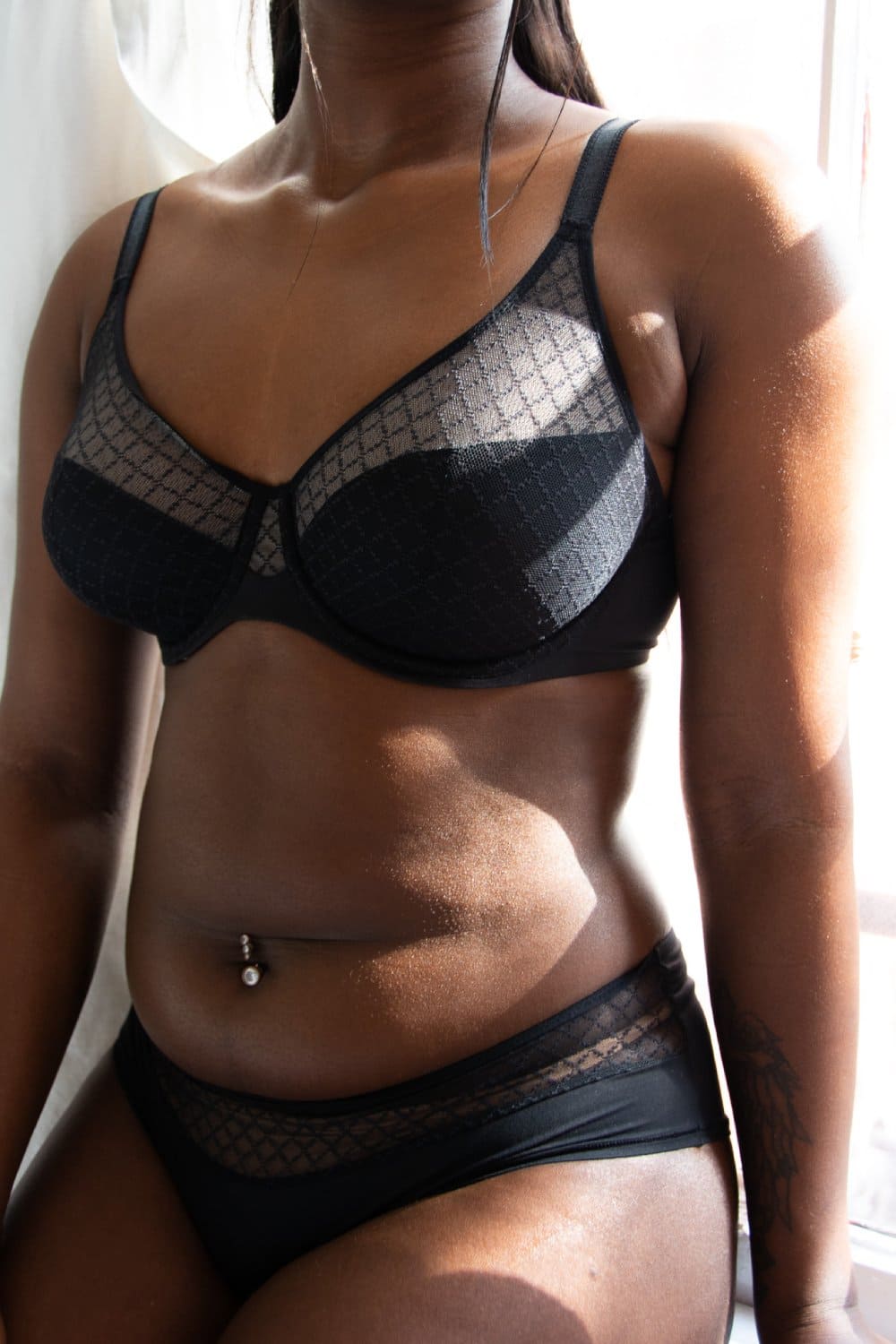 Chantelle norah chic hipster in black, front view on a model, close-up.