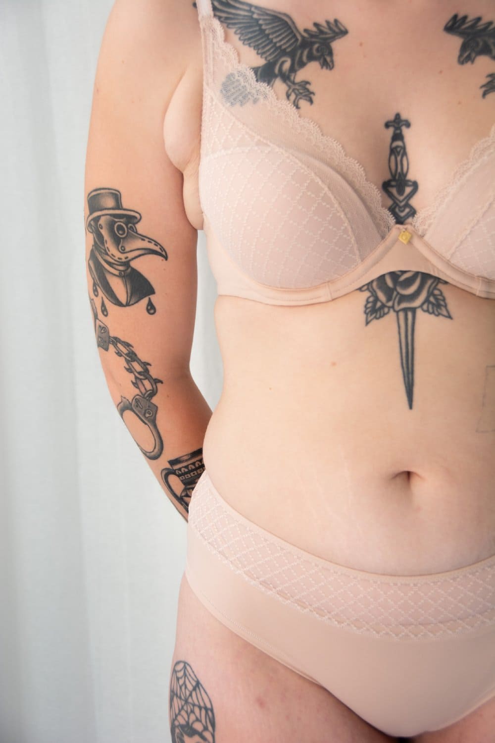 Chantelle norah chic hipster in rose, close-up, front view on a model.