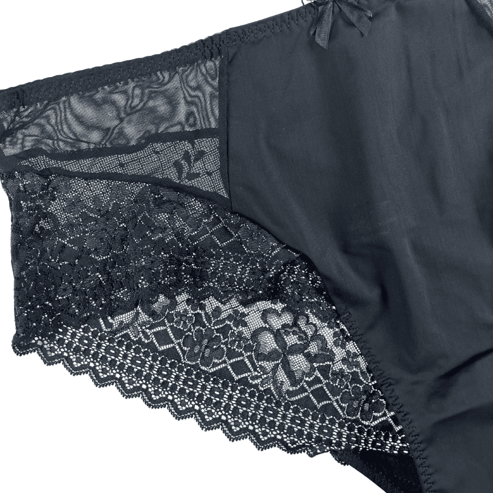 Empreinte melody shorty in black, white background, close-up.