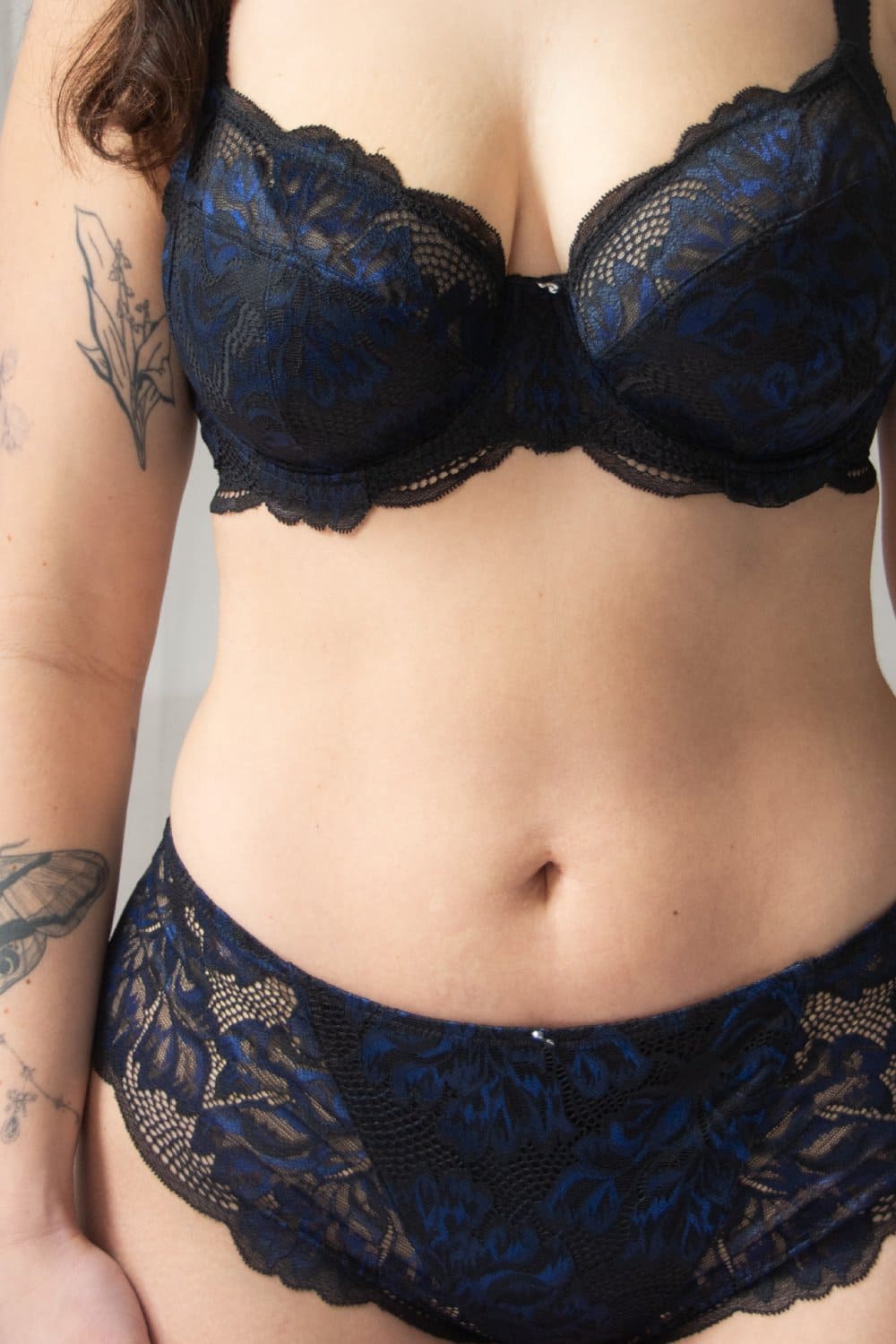 Fantasie emmaline side support bra in midnight on a model front view, more detailed view, close-up.