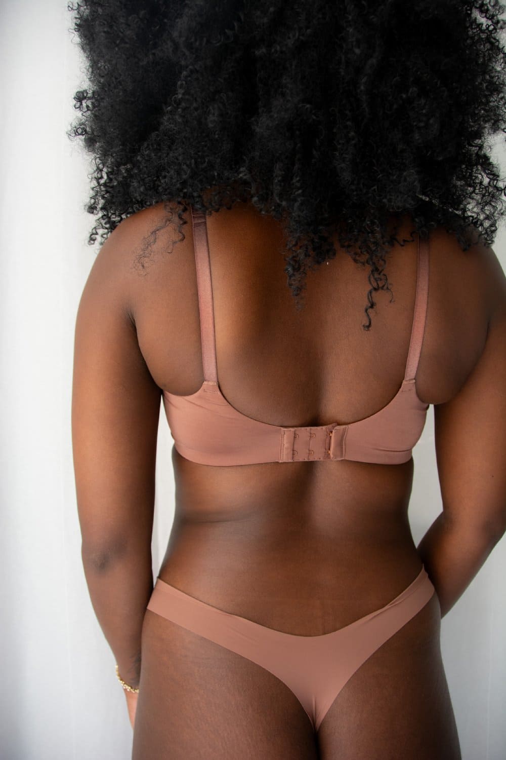 Natori Liquid full fit contour underwire bra in light nutmeg, close-up back view on a model.