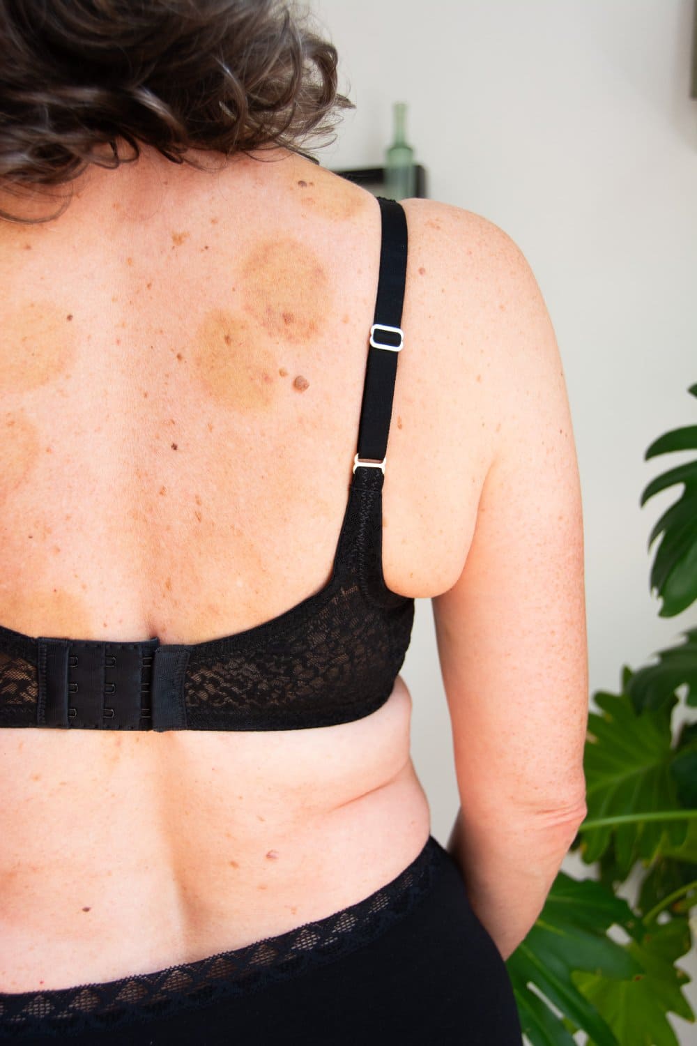 Natori pretty smooth full fit contour underwire bra in black, close-up back view on a model.