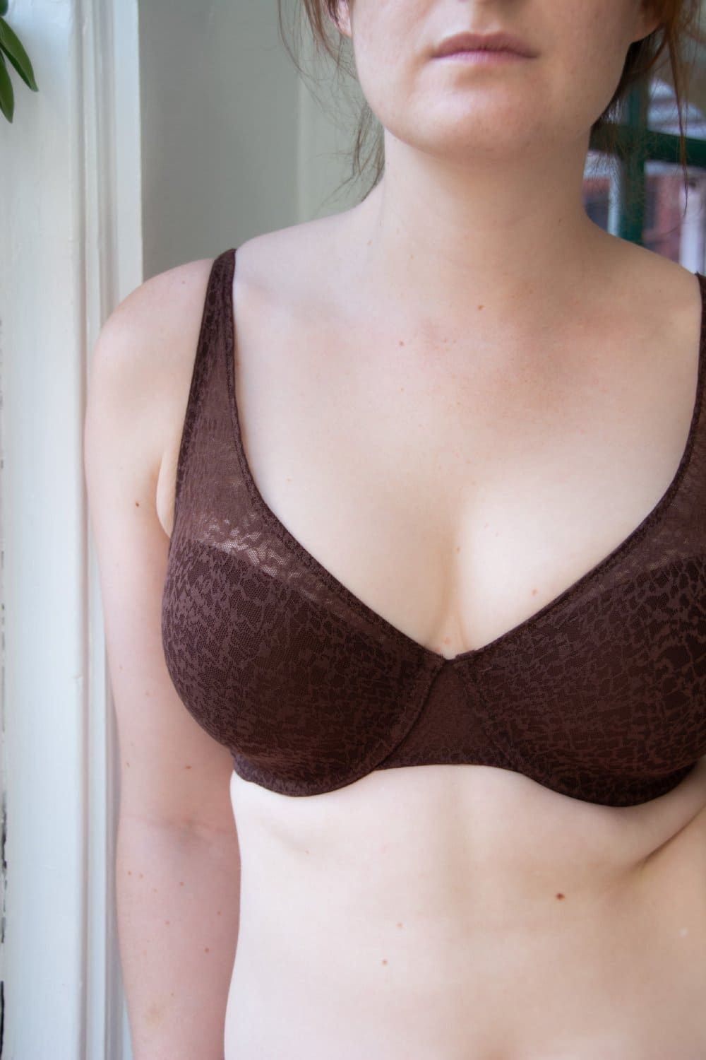 Natori pretty smooth full fit contour underwire bra in java, close-up front view on a model.