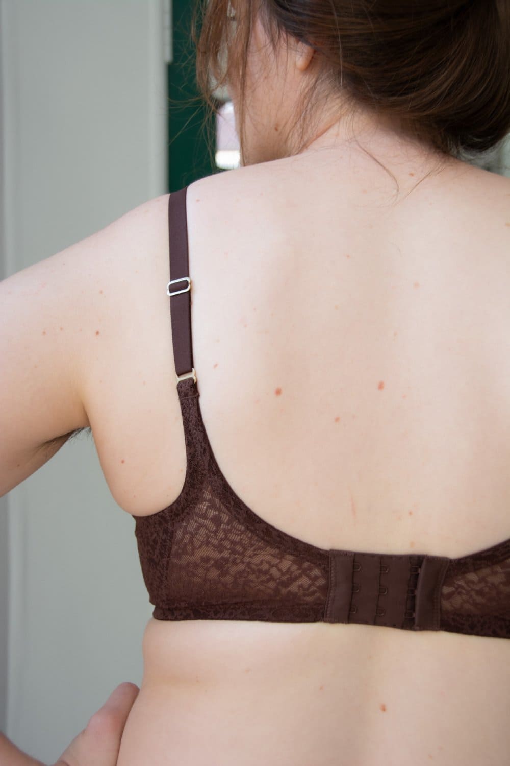 Natori pretty smooth full fit contour underwire bra in java, close-up back view on a model.