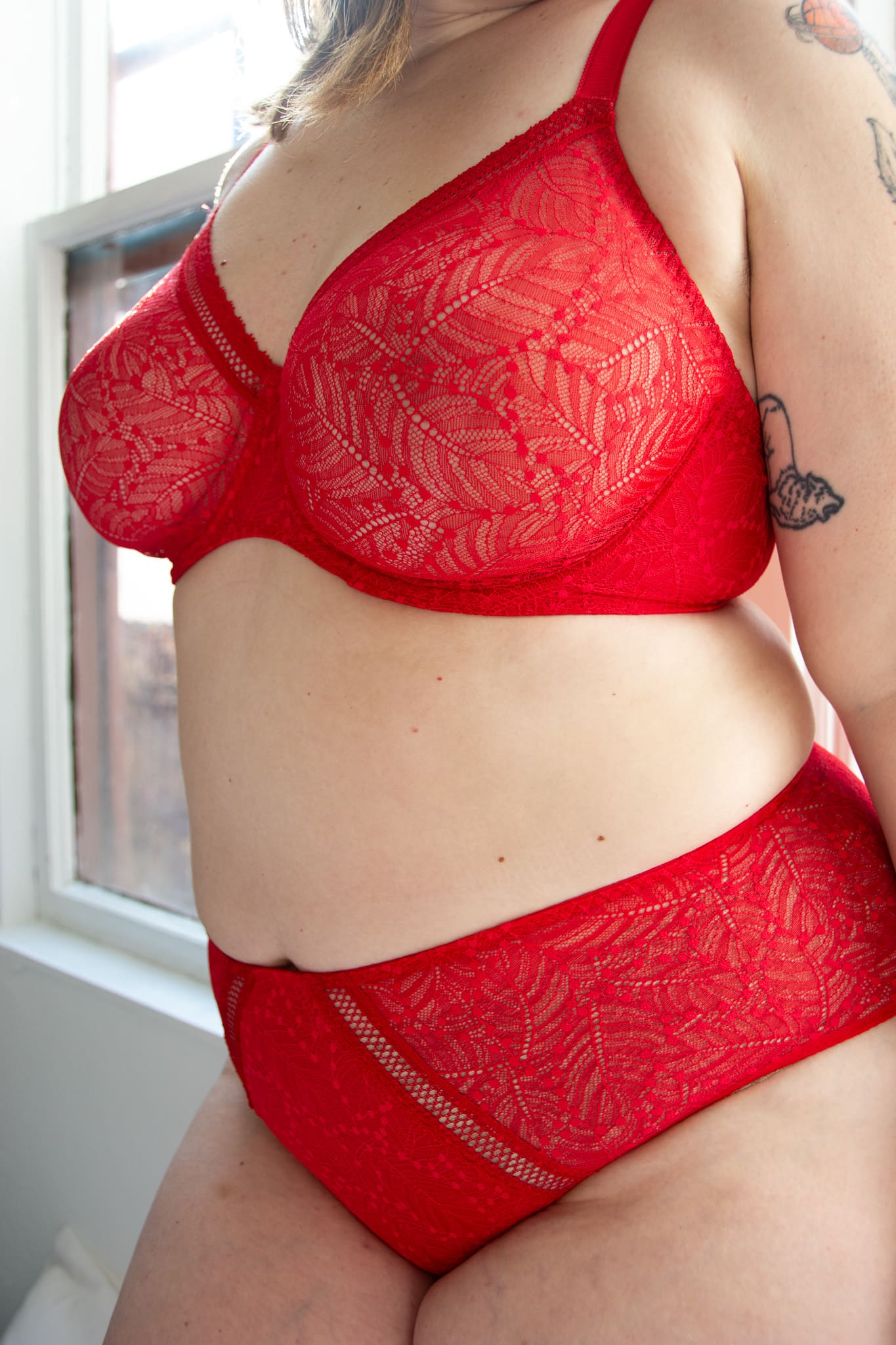Simone Perele Comete full cup bra in ruby, front-side view on a model, close-up.