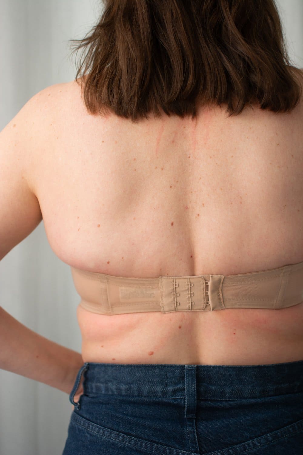 Wacoal red carpet strapless bra in Roebuck, back close-up on a model.