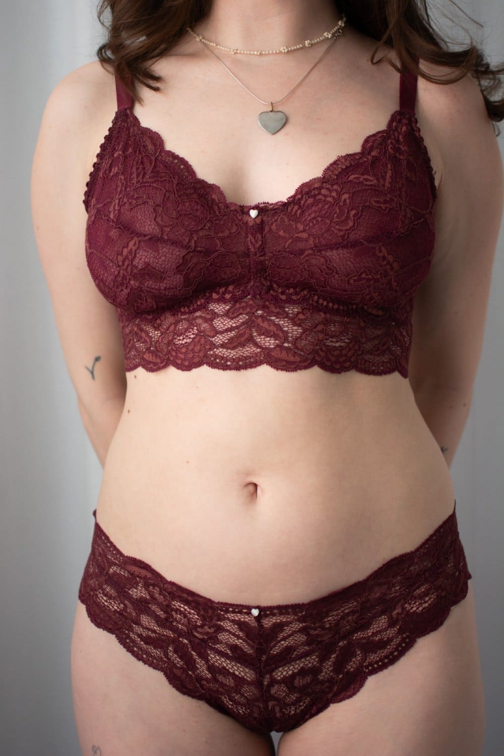 Clo intimo fortuna lace cheeky hipster in crushed berry, front view on a model, close-up.