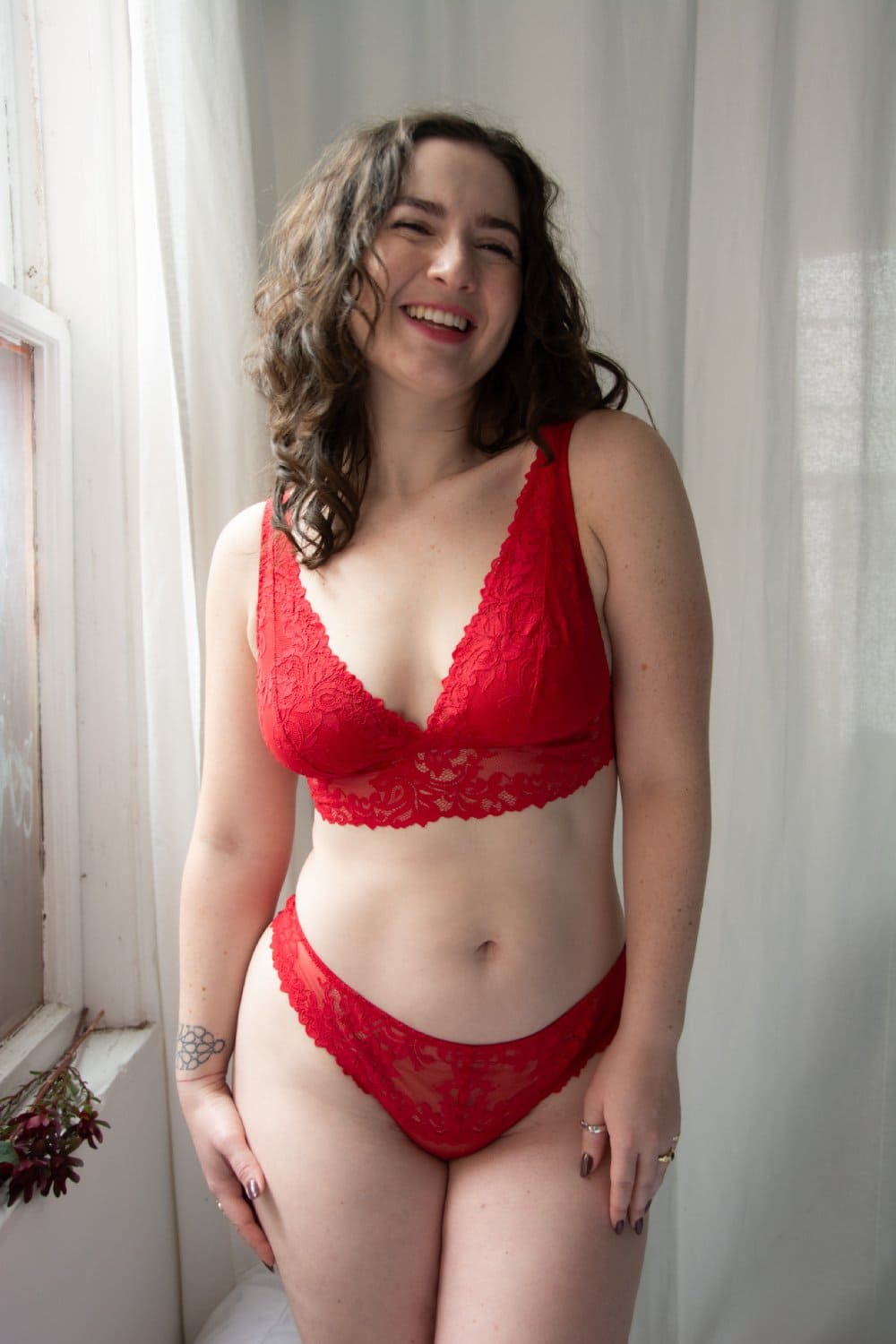Cosabella carmela plunge bralette in velluto, a model front view.
